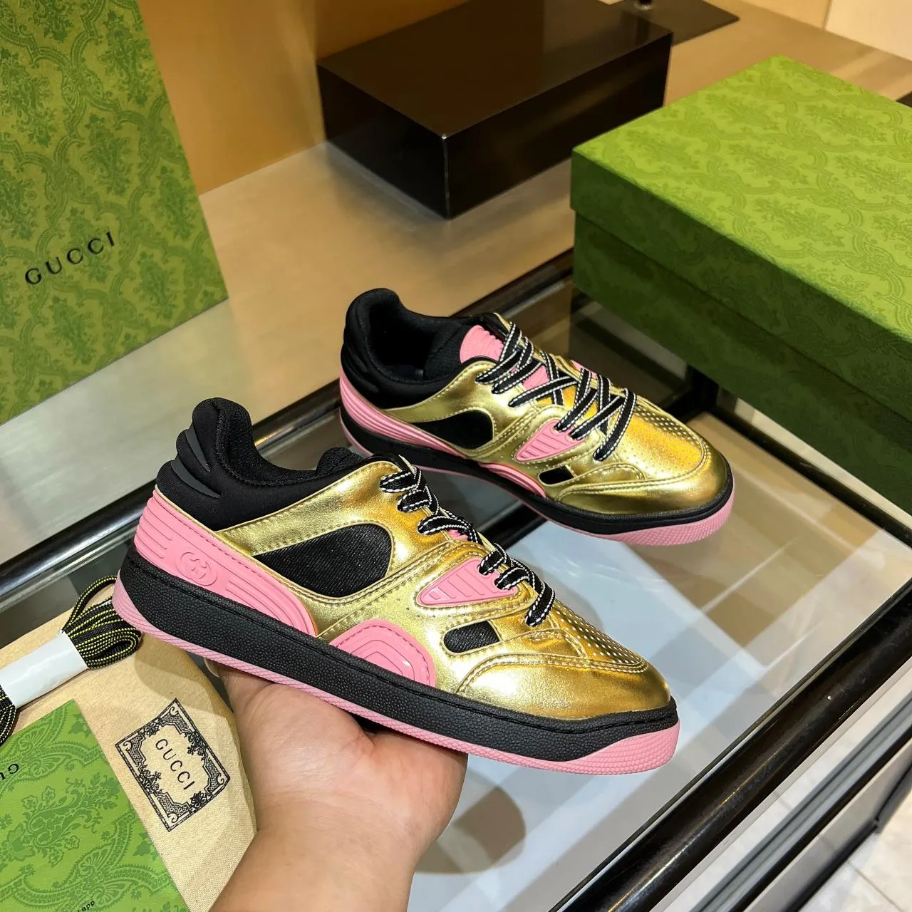 👟👟Ex-factory price 600👟👟 Men's size +10 high version, the top version of 2022 Gucci low-top sneakers! The new colors are reproduced one to one. New style for early spring, creating a perfect style💣💣💣street style🔥🔥🔥cool and trendy C-level fashionable outfit with a retro and futuristic feel🌹🌹🌹classic boot shape + British color-blocking design, super eye-catching. Various leather splicing, original reverse mold last type, imported high-end knitting needles showing exquisite texture! Open mold to customize high-density TPU outsole. 15 colors come out first. Size: Female 35-41 Male 39-46